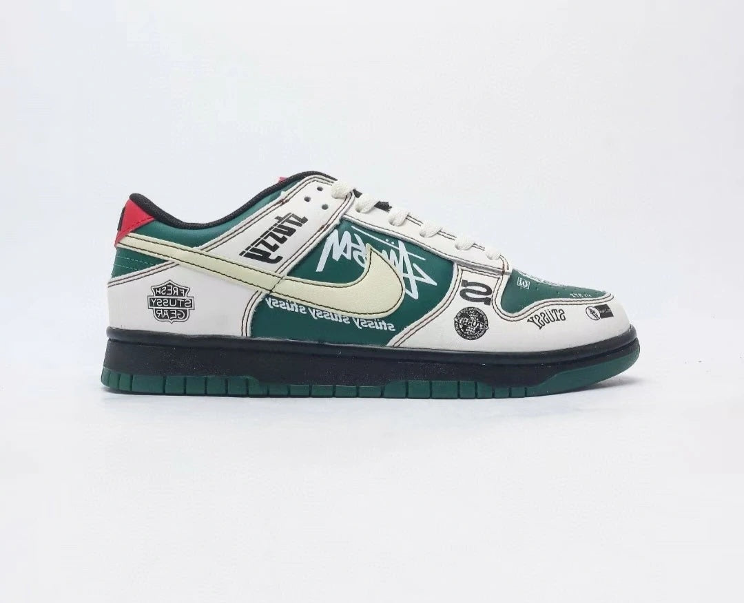 حذاء نايكي إس بي دانك لو × ستوسي "بي إم دبليو إم 3"