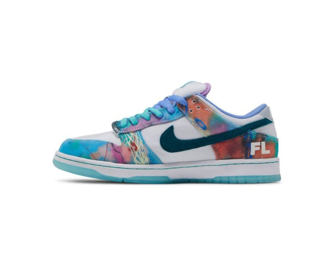 حذاء نايكي دانك لو إس بي من لابوراتوريز 'بليتشد أكوا'