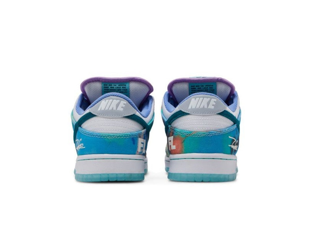 حذاء نايكي دانك لو إس بي من لابوراتوريز 'بليتشد أكوا'